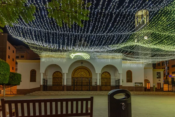 Parish Kilisesi 'nin gece manzarası Los Cristianos, Tenerife, Kanarya Adaları, İspanya' daki carmen leydimizin.