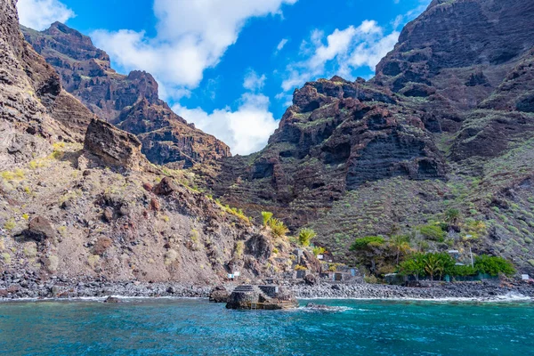 Masca plajı Tenerife, Kanarya Adaları, İspanya 'daki Los Gigantes kayalıkları arasında.