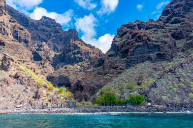 Masca plajı Tenerife, Kanarya Adaları, İspanya 'daki Los Gigantes kayalıkları arasında.