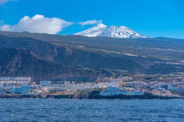Pico de Teide Tenerife, Kanarya Adaları, İspanya 'daki Los Gigantes' e bakıyor..