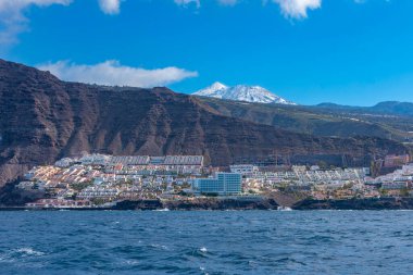Pico de Teide Tenerife, Kanarya Adaları, İspanya 'daki Los Gigantes' e bakıyor..