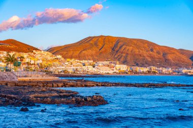 Günbatımında Playa de los Cristianos Tenerife, Kanarya Adaları, İspanya.