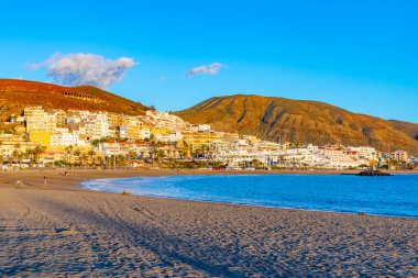 Günbatımında Playa de las Vistas Tenerife, Kanarya Adaları, İspanya.