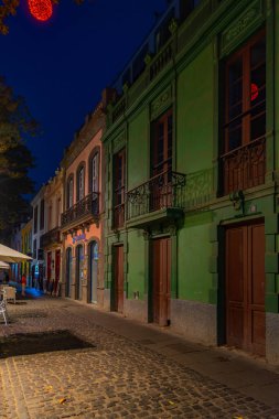Santa Cruz, Tenerife, Kanarya Adaları, İspanya 'daki merkez caddenin gece görüşü.