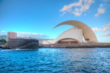 Oditoryum Adan Martin Santa Cruz de Tenerife, İspanya 'daki San Juan Bautista kalesinin arkasında..