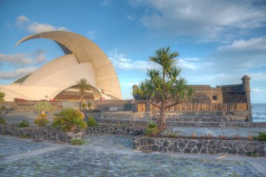 Oditoryum Adan Martin Santa Cruz de Tenerife, İspanya 'daki San Juan Bautista kalesinin arkasında..