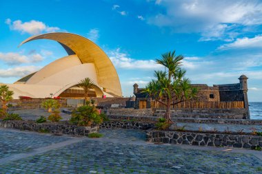 Oditoryum Adan Martin Santa Cruz de Tenerife, İspanya 'daki San Juan Bautista kalesinin arkasında..