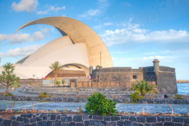 Oditoryum Adan Martin Santa Cruz de Tenerife, İspanya 'daki San Juan Bautista kalesinin arkasında..