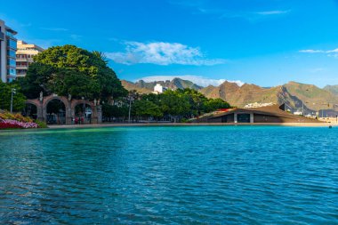 Plaza de Espana, Santa Cruz, Tenerife, Kanarya Adaları 'ndaki suya yansıyor..