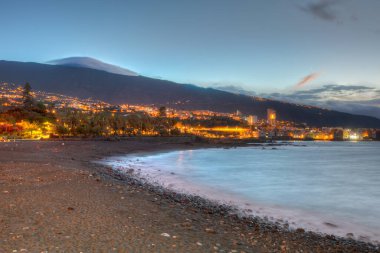 Playa del Castillo üzerinde gün batımı Puerto de la Cruz, Kanarya Adaları, İspanya.