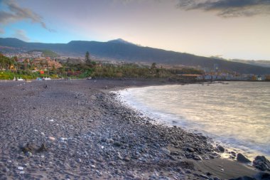 Playa del Castillo üzerinde gün batımı Puerto de la Cruz, Kanarya Adaları, İspanya.