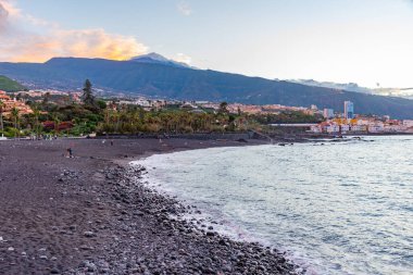 Playa del Castillo üzerinde gün batımı Puerto de la Cruz, Kanarya Adaları, İspanya.