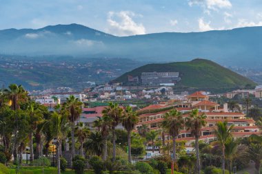 Puerto de la Cruz üzerinde gün batımı, Kanarya Adaları, İspanya.