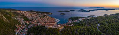 Croati 'deki Hvar ve Pzekeni adalarının gün batımı manzarası