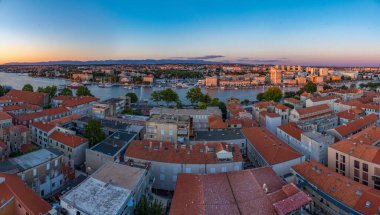 Zadar üzerinde gün batımı Saint Anastasia Katedrali, Croati 'nin çan kulesinden görülüyor.