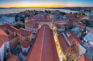Zadar üzerinde gün batımı Saint Anastasia Katedrali, Croati 'nin çan kulesinden görülüyor.