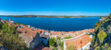 Sibenik, Croati 'deki Krka nehrinin kıyısındaki Saint James Katedrali' nin havadan görünüşü
