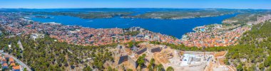 Aziz Michael 'ın kalesi Saint John' s Fortress ve Sveti Ante channe ile Hırvat kenti Sibenik 'in hava manzarası