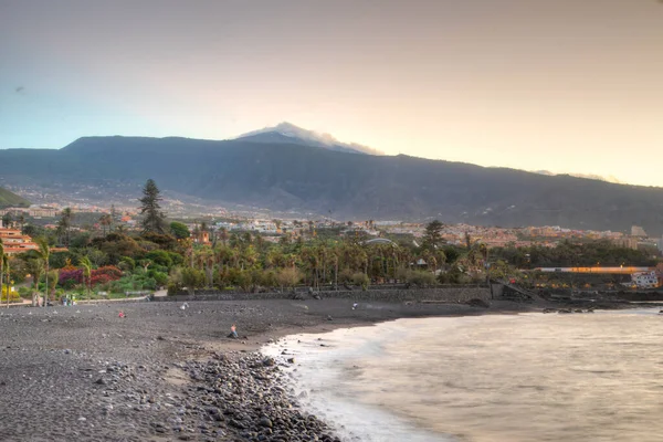 Playa del Castillo üzerinde gün batımı Puerto de la Cruz, Kanarya Adaları, İspanya.