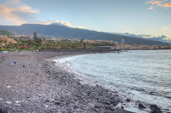 Playa del Castillo üzerinde gün batımı Puerto de la Cruz, Kanarya Adaları, İspanya.
