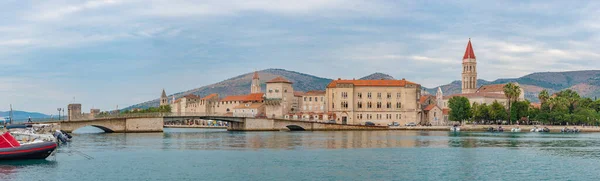 Nábřeží Chorvatského Města Trogir Během Oblačné — Stock fotografie