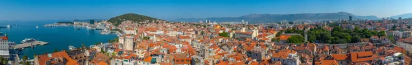 クロアティのスプリットの旧市街を見下ろすMarjan丘の空中ビュー — ストック写真