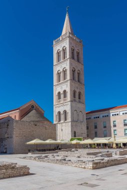 Hırvatistan 'ın Zadar kentindeki Saint Donatus Kilisesi ile Saint Anastasia Katedrali arasındaki çan kulesi