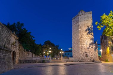 Hırvatistan 'ın Zadar kentindeki Kaptan' ın kulesinin gece görüşü