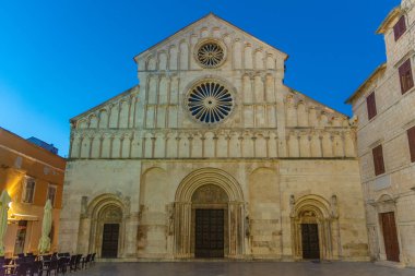 Hırvatistan 'ın Zadar kentindeki Aziz Anastasia katedralinin gün doğumu manzarası