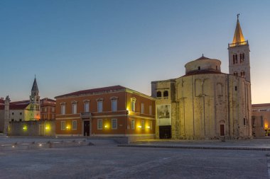 Hırvatistan 'ın Zadar kentindeki Zeleni trg meydanının gün doğumu manzarası