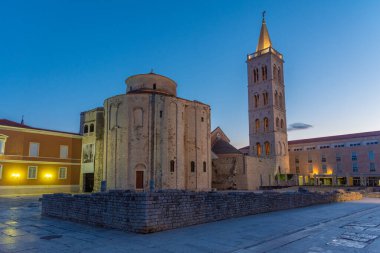 Hırvatistan 'ın Zadar kentindeki Saint Donatus Kilisesi ile Saint Anastasia Katedrali arasındaki çan kulesinin gündoğumu manzarası