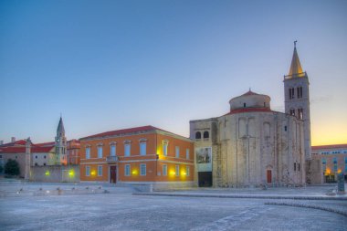 Hırvatistan 'ın Zadar kentindeki Zeleni trg meydanının gün doğumu manzarası