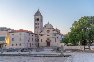 Hırvatistan 'ın Zadar kentindeki Aziz Marija Kilisesi' nin gün doğumu manzarası
