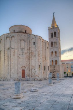 Hırvatistan 'ın Zadar kentindeki Saint Donatus Kilisesi ile Saint Anastasia Katedrali arasındaki çan kulesinin gündoğumu manzarası