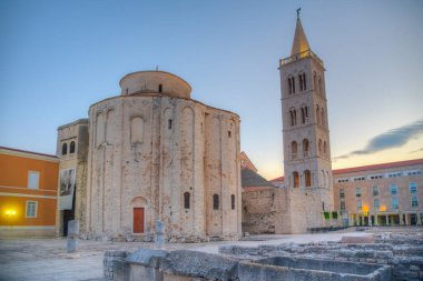 Hırvatistan 'ın Zadar kentindeki Saint Donatus Kilisesi ile Saint Anastasia Katedrali arasındaki çan kulesinin gündoğumu manzarası