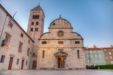 Hırvatistan 'ın Zadar kentindeki Aziz Marija Kilisesi' nin gün doğumu manzarası