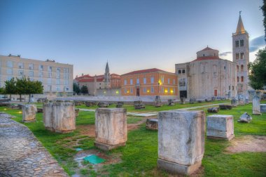 Hırvatistan 'ın Zadar kentindeki Zeleni trg meydanının gün doğumu manzarası