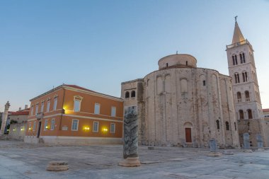 Hırvatistan 'ın Zadar kentindeki Zeleni trg meydanının gün doğumu manzarası
