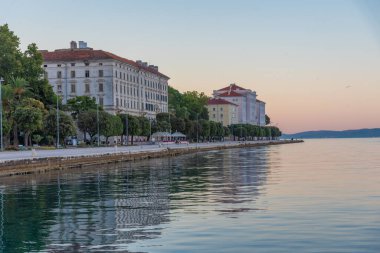 Riva 'nın Hırvat kenti Zadar' ın tarihi bölümünde gün doğumu manzarası