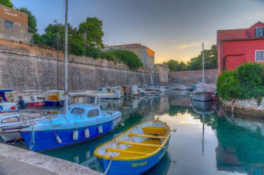 Hırvatistan 'ın Zadar kentindeki arazi kapısının yanındaki bir marinanın gün doğumu manzarası