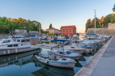 Hırvatistan 'ın Zadar kentindeki arazi kapısının yanındaki bir marinanın gün doğumu manzarası
