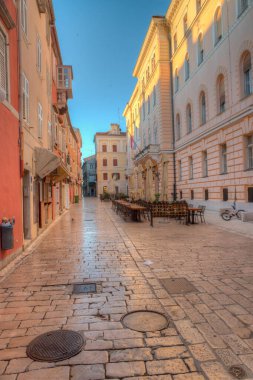 Hırvatistan 'ın eski Zadar kentindeki yaya caddesinin gündoğumu manzarası