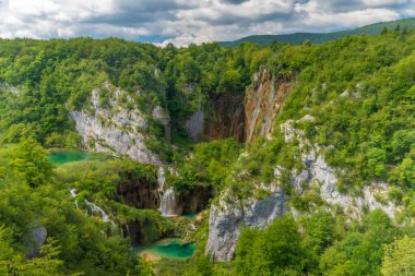 Veliki, Hırvatistan 'daki Plitvice göllerindeki şelaleye tokat attı