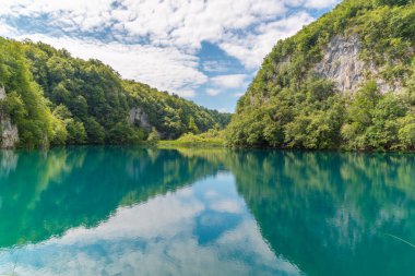 Hırvatistan 'daki Plitvice Gölleri Ulusal Parkı' ndaki yaz gökyüzü suya yansıdı