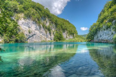 Hırvatistan 'daki Plitvice Gölleri Ulusal Parkı' ndaki yaz gökyüzü suya yansıdı