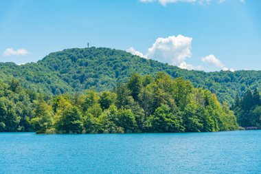 Hırvatistan 'daki Plitvice Gölleri Ulusal Parkı' ndaki yaz gökyüzü suya yansıdı