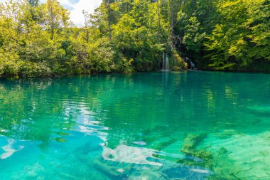 Hırvatistan 'daki Plitvice Gölleri Ulusal Parkı' ndaki yaz gökyüzü suya yansıdı