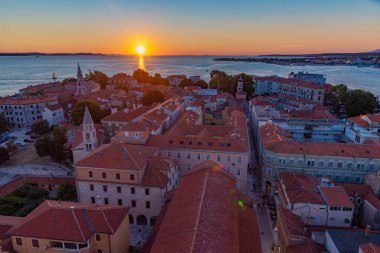 Zadar üzerine gün batımı, Hırvatistan 'ın Saint Anastasia katedrali Çan Kulesi' nden izlendi