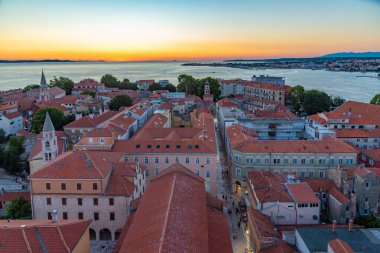 Zadar üzerine gün batımı, Hırvatistan 'ın Saint Anastasia katedrali Çan Kulesi' nden izlendi