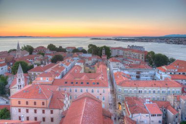 Zadar üzerine gün batımı, Hırvatistan 'ın Saint Anastasia katedrali Çan Kulesi' nden izlendi